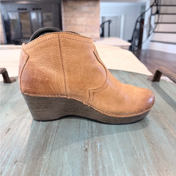 Dansko Tan Leather Ankle Boots – Size 39 (US 8.5–9) Comfort Wedge Booties - Picture 5 of 14